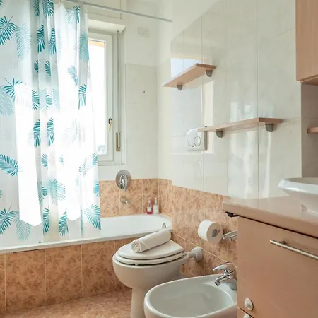 Large Well-equipped Near * לקו